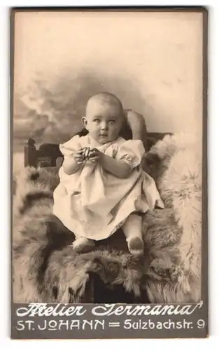 Fotografie Hermania, St. Johann, Baby im weissen Kleid