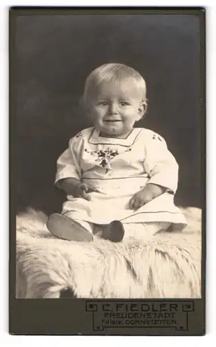 Fotografie C. Fiedler, Freudenstadt, Baby im weissen Kleid weinend