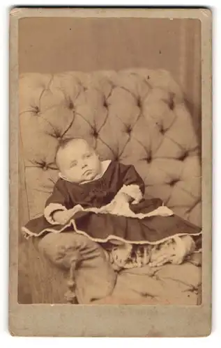 Fotografie Hermann Ramm, Magdeburg, Baby im Kleid auf einem Sessel