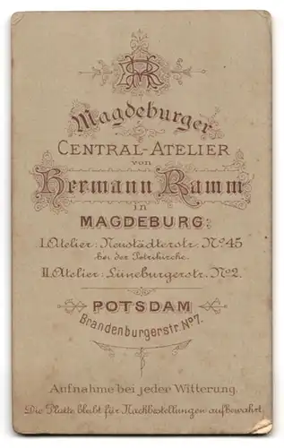 Fotografie Hermann Ramm, Magdeburg, Baby im Kleid auf einem Sessel