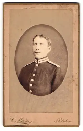 Fotografie Carl Maeter, Potsdam, Junger Soldat in Uniform mit weissen Knöpfen