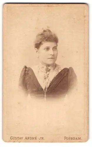 Fotografie Gustav André JR., Potsdam, Frau im Sonntagskleid mit Blumen Halstuch