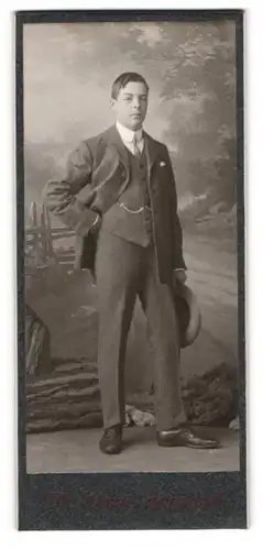 Fotografie A. Käser, Burgdorf, Bursche im Anzug mit Taschenuhr