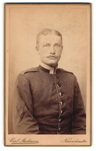 Fotografie Carl Andersen, Neumünster, Soldat in Uniform