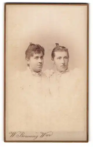 Fotografie W. Breuning, Hamburg, Geschwister im weissen Kleid mit zusammengestecktem Haar