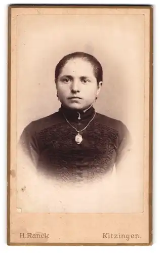 Fotografie H. Ranck, Kitzingen, Portrait Fräulein mit zusammengebundenem Haar