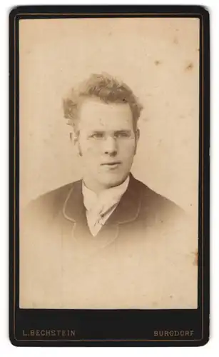 Fotografie L. Bechstein, Burgdorf, Portrait Herr mit Favoris und Brille