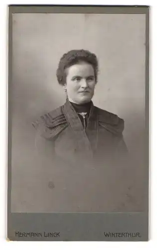 Fotografie Hermann Linck, Winterthur, Portrait Dame mit zusammengebundenem Haar