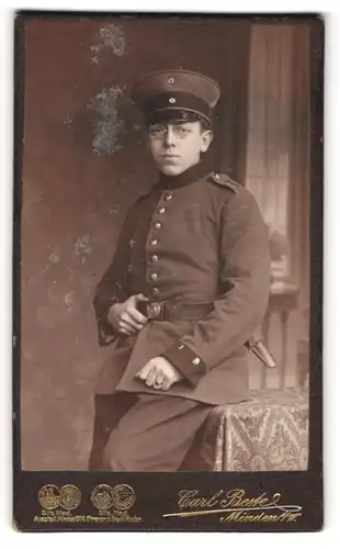 Fotografie Carl Beste, Minden i/W, Portrait Soldat mit Brille in Uniform