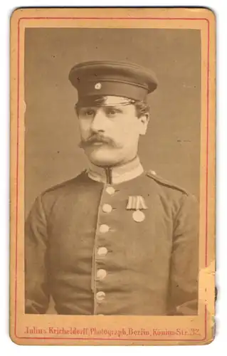 Fotografie Julius Kricheldorff, Berlin, Portrait Unteroffizier in Uniform mit Orden