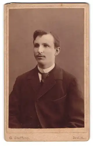 Fotografie G. Steffens, Berlin, Portrait junger Mann in Anzug mit Krawatte