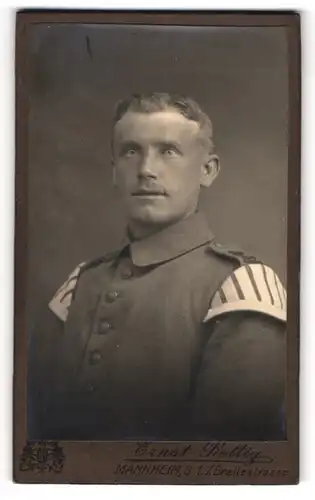 Fotografie Ernst Rettig, Mannheim, Portrait Soldat in Uniform mit Schwalbennestern