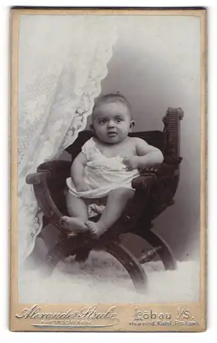 Fotografie Alexander Strube, Löbau i/S, Portrait Säugling auf Sitzmöbel