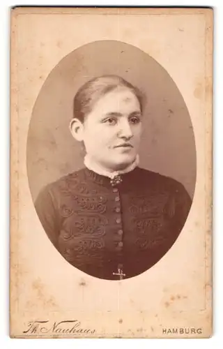 Fotografie Th. Nauhaus, Hamburg, Portrait junge Frau mit zusammengebundenem Haar