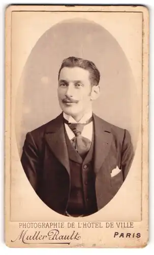 Fotografie Muller-Rault, Paris, Portrait junger Herr in Anzug mit Krawatte