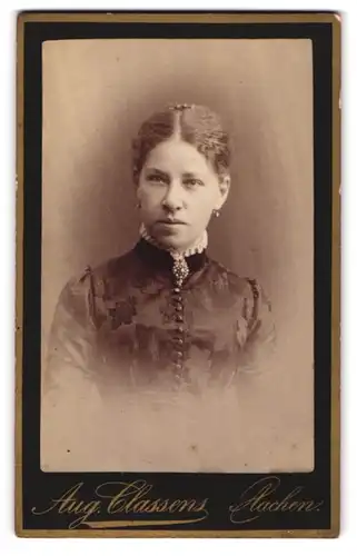 Fotografie Aug. Classens, Aachen, Portrait Fräulein mit zusammengebundenem Haar