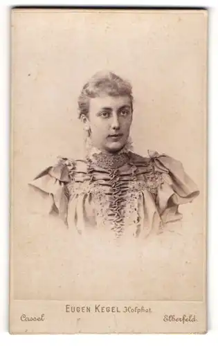 Fotografie Eugen Kegel, Cassel, Portrait junge Frau mit zusammengebundenem Haar