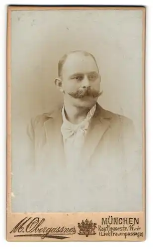 Fotografie M. Obergassner, München, Portrait Herr mit Schnauzbart