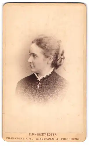 Fotografie E. Rheinstaedter, Frankfurt a/M, Profilportrait junge Frau mit Haarknoten