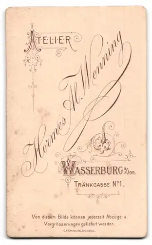 Fotografie Hermes Al. Wenning, Wasserburg a / Inn, Portrait junger Herr mit moderner Frisur und Fliege