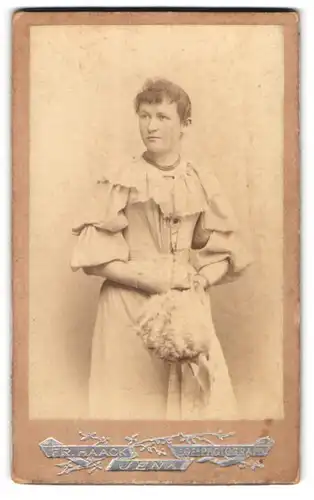 Fotografie Fr. Haack, Jena, Portrait junge Dame im hübschen Kleid mit Fächer