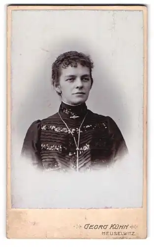 Fotografie Georg Kühn, Meuselwitz, Portrait junge Dame mit zurückgebundenem Haar