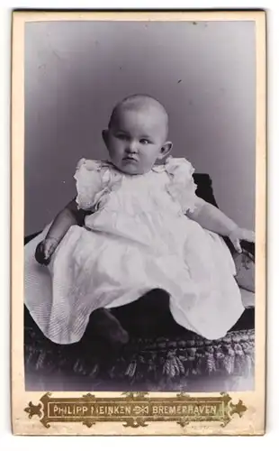 Fotografie Philipp Meinken, Bremerhaven, Portrait niedliches Kleinkind im weissen Kleid auf Sessel sitzend
