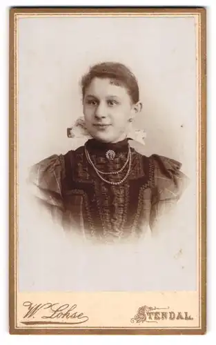 Fotografie Wilh. Lohse, Stendal, Portrait junge Dame mit Kragenbrosche und Halskette