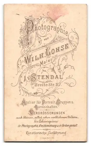 Fotografie Wilh. Lohse, Stendal, Portrait junge Dame mit Kragenbrosche und Halskette