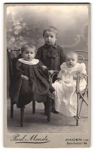 Fotografie Paul Mende, Hagen i. W., Portrait kleiner Junge mit Mädchen und Baby in zeitgenössischer Kleidung
