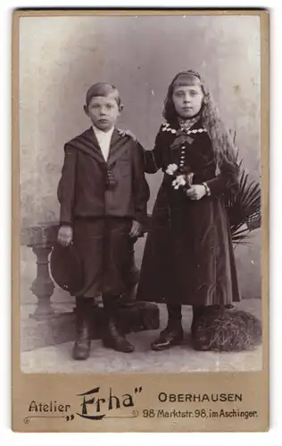 Fotografie Atelier Erha, Oberhausen, Portrait Kinderpaar in zeitgenössischer Kleidung