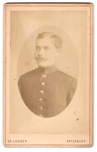 Fotografie Ed. Lassen, Ratzeburg, Portrait Soldat in Uniform mit Schnurrbart