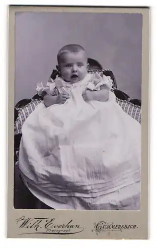 Fotografie Wilh. Everhan, Gummersbach, Portrait niedliches Kleinkind im langen weissen Kleid