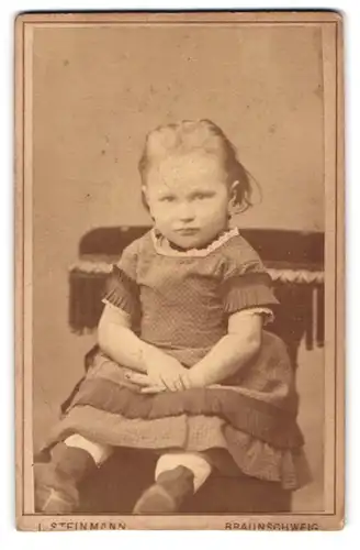 Fotografie L. Steinmann, Braunschweig, Portrait kleines Mädchen im hübschen Kleid auf Stuhl sitzend