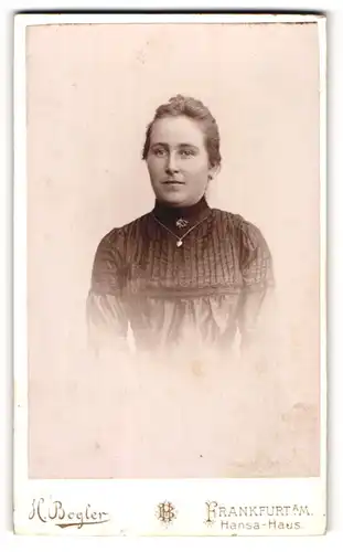 Fotografie H. Bogler, Frankfurt a / M., Portrait junge Dame im hübschen Kleid mit Herzkette