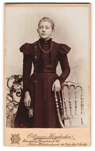 Fotografie Ottmar Heydecker, Hamburg, Portrait junges Mädchen im schwarzen Kleid an Stuhl gelehnt