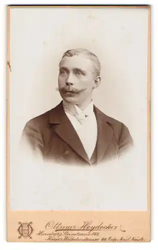 Fotografie Ottmar Heydecker, Hamburg, Portrait junger Herr im Anzug mit Krawatte und Schnauzbart