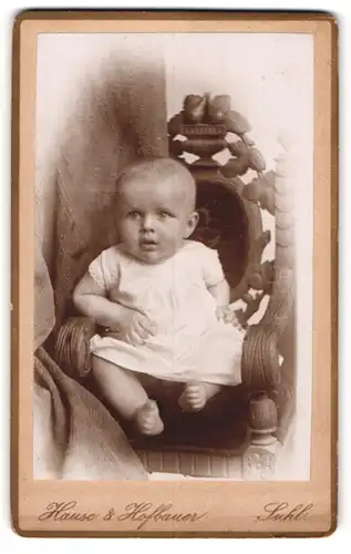 Fotografie Hause & Hofbauer, Suhl i / Thür., Portrait niedliches Baby im weissen Kleid auf Stuhl sitzend
