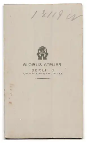 Fotografie Atelier Globus, Berlin-S, Portrait niedliches Kleinkind im weissen Hemd auf Fell sitzend