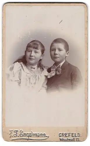 Fotografie F. J. Engelmann, Crefeld, Portrait Kinderpaar in hübscher Kleidung