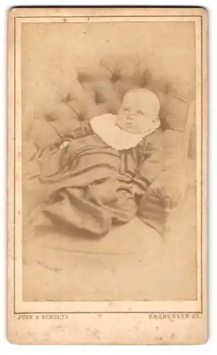 Fotografie Junk & Schultz, Berlin, Portrait niedliches Baby im bestickten Kleid