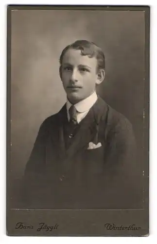 Fotografie Hans Jäggli, Winterthur, Portrait charmanter junger Mann in Krawatte und Jackett