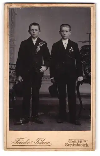 Fotografie Froedr. Fähne, Neuss, Portrait zwei hübsche Buben mit Ansteckblumen an den Jacketts