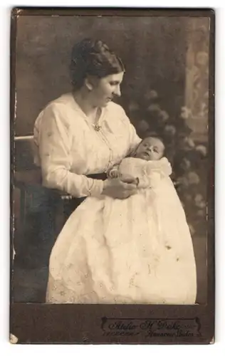 Fotografie H. Deike, Hannover-Linden, Portrait stolze Mutter blickt auf ihr Baby im Taufkleid