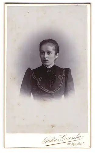 Fotografie Julius Grusche, Neugersdorf, Portrait schöne junge Frau mit Stickerei und Brosche an der Bluse