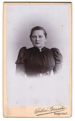 Fotografie Julius Grusche, Neugersdorf, Portrait elegant gekleidete Frau mit Brosche am Kleiderkragen