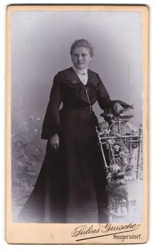 Fotografie Julius Grusche, Neugersdorf, Portrait hübsche junge Frau im prachtvollen Kleid