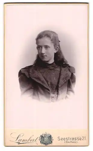 Fotografie Lambert, Dresden, Portrait bildschönes Mädchen im bestickten Kleid