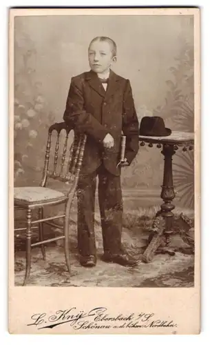 Fotografie L. Kny, Ebersbach i. S., Portrait blonder frecher Bube mit Hut im Anzug