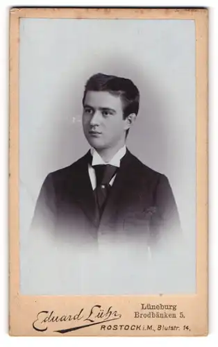 Fotografie Eduard Lühr, Lüneburg, Portrait dunkelhaariger junger Mann in Krawatte und Jackett